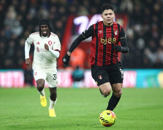 24th January 2026, Bournemouth, Dorset, England; Premier League Football, AFC Bournemouth versus Liverpool; Evanilson of Bournemouth pursued by Jeremie Frimpong of Liverpool  IanxStephen Content restricted for UK based newspaper
