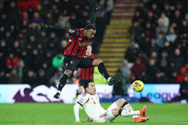 24th January 2026, Bournemouth, Dorset, England; Premier League Football, AFC Bournemouth versus Liverpool; Wataru Endo of Liverpool tackles Junior Kroupi of Bournemouth  IanxStephen Content restricted for UK based newspaper