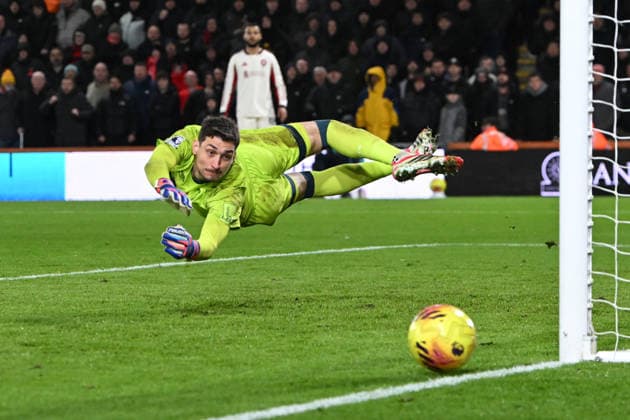 Bournemouth v Liverpool, Premier League Djordje Petrovic (1) of AFC Bournemouth watches a shot at goal go wide of the post during the Premier League match between Bournemouth and Liverpool at the Vitality Stadium, Bournemouth, UK on 24 January 2026. Bournemouth Vitality Stadium Dorset UK Editorial use only DataCo restrictions apply See www.football-dataco.com , Copyright: xGrahamxHuntx PSI-23639-0093