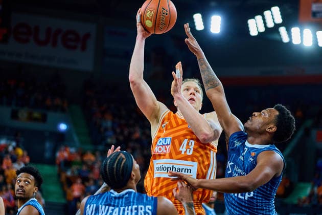 Michael Weathers (MLP Academics Heidelberg, 20), Christian Sengfelder (ratiopharm ulm, 43) setzt sich durch, DJ Horne (MLP Academics Heidelberg, 00) GER, ratiopharm ulm vs. MLP Academics Heidelberg, Basketball, 17. Spieltag, EasyCredit Bundesliga, Spielzeit 2025 2026, 24.01.2026 GER, ratiopharm ulm vs. MLP Academics Heidelberg, Basketball, 17. Spieltag, EasyCredit Bundesliga, Spielzeit 2025 2026, 24.01.2026 Neu-Ulm Copyright: xEibner-Pressefoto GeraldxOelze-dexStoppanyx EP_ODS