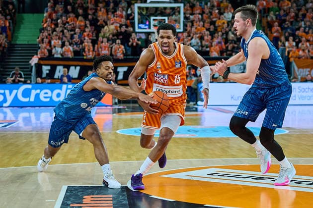Eric Reed jr (MLP Academics Heidelberg, 43), Justin Simon (ratiopharm ulm, 15) setzt sich durch, Ryan Mikesell (MLP Academics Heidelberg, 33) GER, ratiopharm ulm vs. MLP Academics Heidelberg, Basketball, 17. Spieltag, EasyCredit Bundesliga, Spielzeit 2025 2026, 24.01.2026 GER, ratiopharm ulm vs. MLP Academics Heidelberg, Basketball, 17. Spieltag, EasyCredit Bundesliga, Spielzeit 2025 2026, 24.01.2026 Neu-Ulm Copyright: xEibner-Pressefoto GeraldxOelze-dexStoppanyx EP_ODS