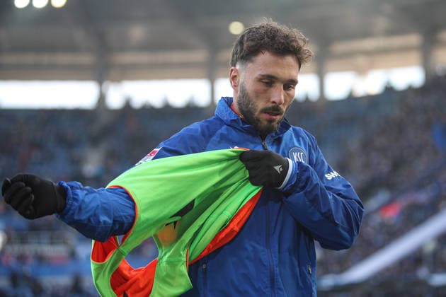 Fabian Schleusener (Karlsruher SC, 24) beim Warmmachen, Karlsruher SC vs. Hertha BSC, 2. Bundesliga, 19. Spieltag, 2025 2026, 24.01.2026, DFL REGULATIONS PROHIBIT ANY USE OF PHOTOGRAPHS AS IMAGE SEQUENCES AND OR QUASI-VIDEO, Karlsruher SC vs. Hertha BSC, 2. Bundesliga, 19. Spieltag, 2025 2026, 24.01.2026 Karlsruhe