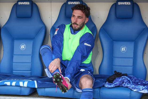 Fabian Schleusener (Karlsruher SC, 24) auf der Reservebank zieht seinen Schuh aus, Karlsruher SC vs. Hertha BSC, 2. Bundesliga, 19. Spieltag, 2025 2026, 24.01.2026, DFL REGULATIONS PROHIBIT ANY USE OF PHOTOGRAPHS AS IMAGE SEQUENCES AND OR QUASI-VIDEO, Karlsruher SC vs. Hertha BSC, 2. Bundesliga, 19. Spieltag, 2025 2026, 24.01.2026 Karlsruhe