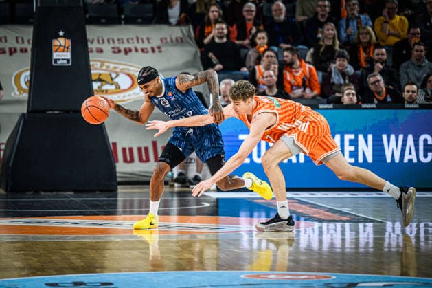 Neu Ulm, Deutschland, 24.01.26: Michael Weathers (MLP Academics Heidelberg) und Tobias Jensen (ratiopharm ulm) im Zweikampf waehrend des Basketball Bundesliga Spiels zwischen ratiopharm ulm vs MLP Academics Heidelberg in der ratiopharm Arena am 24. Januar 2026 in Neu Ulm, Deutschland. (Foto von Harry Langer DeFodi Images) ratiopharm Arena, Germany, 24.01.26: Michael Weathers (MLP Academics Heidelberg) und Tobias Jensen (ratiopharm ulm) battle for the ball during the Basketball Bundesliga match between ratiopharm ulm vs MLP Academics Heidelberg at Neu Ulm on January 24, 2026 in ratiopharm Arena, Germany. (Photo by Harry Langer DeFodi Images) (Photo by Harry Langer DeFodi Images) -