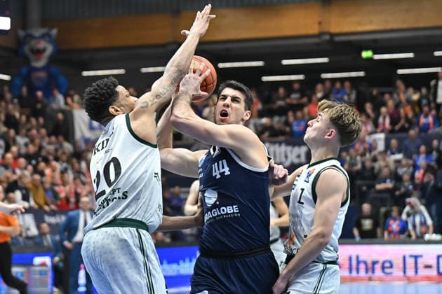 Urald King (Trier, 20), Jure Planinic (MBC, 44), Steven Ashworth (Trier, 1), Syntainics MBC vs. Vet-Concept Gladiators Trier, Basketball, 1. Bundesliga, Maenner, 17. Spieltag Hauptrunde, Saison 2025 26, 24.01.2026. Weißenfels Stadthalle Sachsen-Anhalt Deutschland