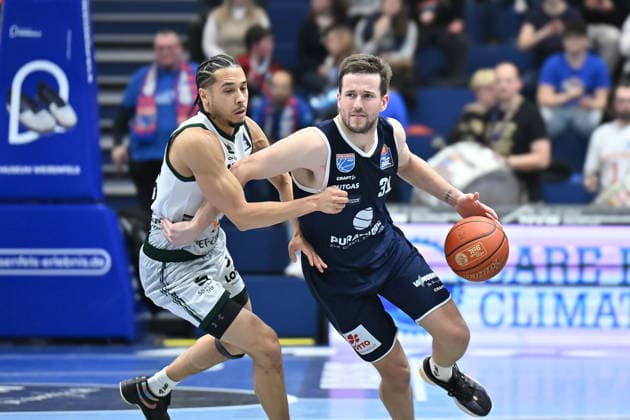 Jordan Roland (Trier, 15), Spencer Reaves (MBC, 31), Syntainics MBC vs. Vet-Concept Gladiators Trier, Basketball, 1. Bundesliga, Maenner, 17. Spieltag Hauptrunde, Saison 2025 26, 24.01.2026. Weißenfels Stadthalle Sachsen-Anhalt Deutschland