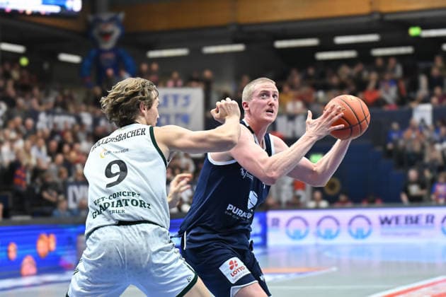 Marco Hollersbach (Trier, 9), Collin Welp (MBC, 40), Syntainics MBC vs. Vet-Concept Gladiators Trier, Basketball, 1. Bundesliga, Maenner, 17. Spieltag Hauptrunde, Saison 2025 26, 24.01.2026. Weißenfels Stadthalle Sachsen-Anhalt Deutschland
