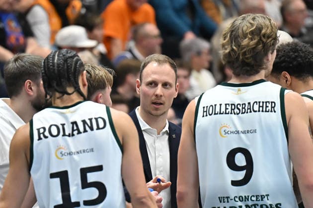 Jacques Schneider (Trier, Head-Coach), Auszeit, Syntainics MBC vs. Vet-Concept Gladiators Trier, Basketball, 1. Bundesliga, Maenner, 17. Spieltag Hauptrunde, Saison 2025 26, 24.01.2026. Weißenfels Stadthalle Sachsen-Anhalt Deutschland