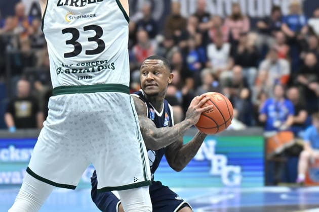 Maik Zirbes (Trier, 33), Charles Callison (MBC, 23), Syntainics MBC vs. Vet-Concept Gladiators Trier, Basketball, 1. Bundesliga, Maenner, 17. Spieltag Hauptrunde, Saison 2025 26, 24.01.2026. Weißenfels Stadthalle Sachsen-Anhalt Deutschland