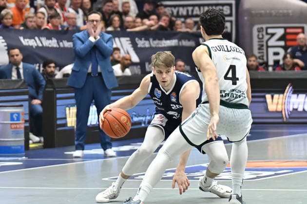 Perttu Blomgren (MBC, 20), Clay Guillozet (Trier, 4), Syntainics MBC vs. Vet-Concept Gladiators Trier, Basketball, 1. Bundesliga, Maenner, 17. Spieltag Hauptrunde, Saison 2025 26, 24.01.2026. Weißenfels Stadthalle Sachsen-Anhalt Deutschland