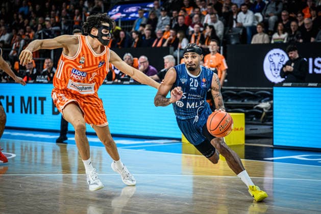 Neu Ulm, Deutschland, 24.01.26: Alec Anigbata (ratiopharm ulm) und Michael Weathers (MLP Academics Heidelberg) im Zweikampf waehrend des Basketball Bundesliga Spiels zwischen ratiopharm ulm vs MLP Academics Heidelberg in der ratiopharm Arena am 24. Januar 2026 in Neu Ulm, Deutschland. (Foto von Harry Langer DeFodi Images) ratiopharm Arena, Germany, 24.01.26: Alec Anigbata (ratiopharm ulm) und Michael Weathers (MLP Academics Heidelberg) battle for the ball during the Basketball Bundesliga match between ratiopharm ulm vs MLP Academics Heidelberg at Neu Ulm on January 24, 2026 in ratiopharm Arena, Germany. (Photo by Harry Langer DeFodi Images) (Photo by Harry Langer DeFodi Images) -