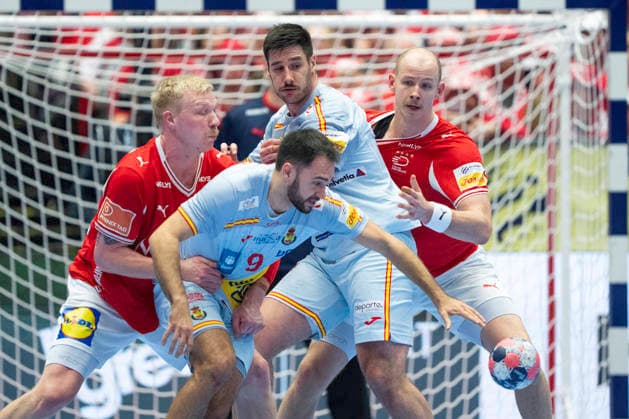 European Men s Handball Championship: Denmark - Spain Spain s Ian Tarrafeta in action with Denmark s Magnus Saugstrup and Simon Hald during the men s handball match between Denmark and Spain in EHF Euro 2026 group B at Jyske Bank Boxen in Herning, Saturday, January 24, 2026. (Photo: Bo Amstrup Ritzau Scanpix) , Herning Denmark Mors Copyright: BoxAmrstrupx xRitzauxScanpix BoxAmstrupx spdk20260124-200342-L