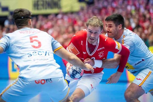 Men s European Handball Championship: Denmark - Spain Denmark s Simon Pytlick in action with Spain s Antonio Serradilla and Abel Serdio during the men s handball match between Denmark and Spain in EHF Euro 2026 group B at Jyske Bank Boxen in Herning, Saturday, January 24, 2026. (Photo: Bo Amstrup Ritzau Scanpix) , Herning Denmark Mors Copyright: BoxAmrstrupx xRitzauxScanpix BoxAmstrupx spdk20260124-200448-L