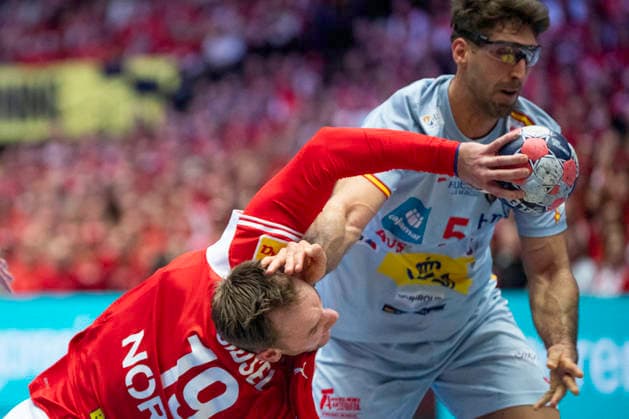 Men s European Handball Championship: Denmark - Spain Denmark s Mathias Gidsel in action with Spain s Antonio Serradilla during the men s handball match between Denmark and Spain in EHF Euro 2026 group B at Jyske Bank Boxen in Herning, Saturday, January 24, 2026. (Photo: Bo Amstrup Ritzau Scanpix) , Herning Denmark Mors Copyright: BoxAmrstrupx xRitzauxScanpix BoxAmstrupx spdk20260124-200201-L