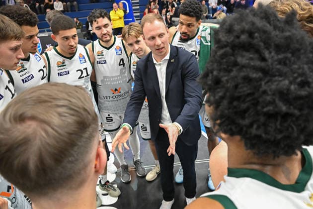 Jacques Schneider (Trier, Head-Coach) mit Spielern nach 84:110 Auswärtssieg, Syntainics MBC vs. Vet-Concept Gladiators Trier, Basketball, 1. Bundesliga, Maenner, 17. Spieltag Hauptrunde, Saison 2025 26, 24.01.2026. Weißenfels Stadthalle Sachsen-Anhalt Deutschland