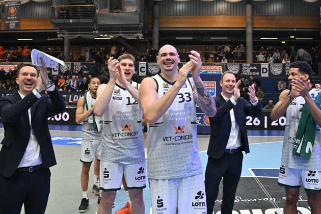 Gladiators jubeln nach 84:110 Auswärtssieg, Syntainics MBC vs. Vet-Concept Gladiators Trier, Basketball, 1. Bundesliga, Maenner, 17. Spieltag Hauptrunde, Saison 2025 26, 24.01.2026. Weißenfels Stadthalle Sachsen-Anhalt Deutschland