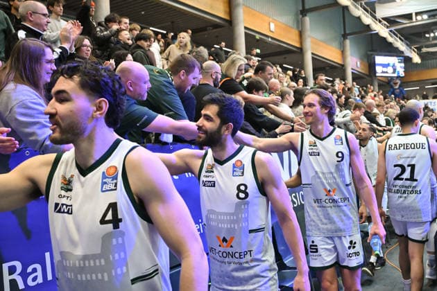 Gladiators Abklatschen mit Fans nach 84:110 Auswärtssieg, Syntainics MBC vs. Vet-Concept Gladiators Trier, Basketball, 1. Bundesliga, Maenner, 17. Spieltag Hauptrunde, Saison 2025 26, 24.01.2026. Weißenfels Stadthalle Sachsen-Anhalt Deutschland