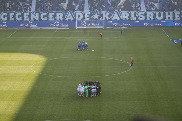 Beide Teams bilden einen Kreis kurz vor Anpfiff, Karlsruher SC vs. Hertha BSC, 2. Bundesliga, 19. Spieltag, 2025 2026, 24.01.2026, DFL REGULATIONS PROHIBIT ANY USE OF PHOTOGRAPHS AS IMAGE SEQUENCES AND OR QUASI-VIDEO, Karlsruher SC vs. Hertha BSC, 2. Bundesliga, 19. Spieltag, 2025 2026, 24.01.2026 Karlsruhe