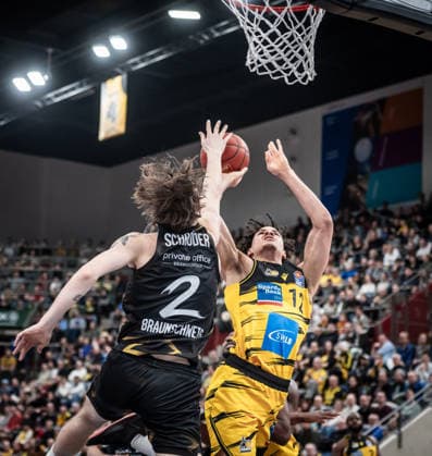 Lenny Anigbata (MHP RIESEN Ludwigsburg, 12) vs. Benjamin Schroeder (Basketball Loewen Braunschweig, 02) GER, MHP Riesen Ludwigsburg - Basketball Loewen Braunschweig, easycredit BBL, Basketball, Bundesliga, 17. Spieltag, Spielzeit 2025 2026, 24.01.2026 GER, MHP Riesen Ludwigsburg - Basketball Loewen Braunschweig, easycredit BBL, Basketball, Bundesliga, 17. Spieltag, Spielzeit 2025 2026, 24.01.2026 Ludwigsburg Copyright: xSandyxDinkelackerx EP_SDR