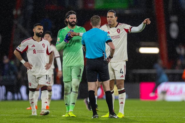 Football - FA Premier League - Bournemouth AFC v Liverpool FC BOURNEMOUTH, ENGLAND - Saturday, January 24, 2026: Liverpool s Alisson Becker (L) and captain Virgil van Dijk (R) speak to referee Michael Salisbury after the FA Premier League match between Bournemouth AFC and Liverpool FC at Dean Court. The game finished 2-3.(Photo by David Rawcliffe Propaganda) BOURNEMOUTH Dean Court DORSET ENGLAND  Copyright: xDavidxRawcliffex P2026-01-24-Bournemouth_Liverpool-169