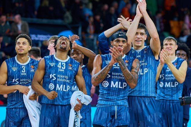 Freude, Jubel und Dank der MLP Academics Heidelberg an die mitgereisten Fans nach Spielende GER, ratiopharm ulm vs. MLP Academics Heidelberg, Basketball, 17. Spieltag, EasyCredit Bundesliga, Spielzeit 2025 2026, 24.01.2026 GER, ratiopharm ulm vs. MLP Academics Heidelberg, Basketball, 17. Spieltag, EasyCredit Bundesliga, Spielzeit 2025 2026, 24.01.2026 Neu-Ulm Copyright: xEibner-Pressefoto GeraldxOelze-dexStoppanyx EP_ODS