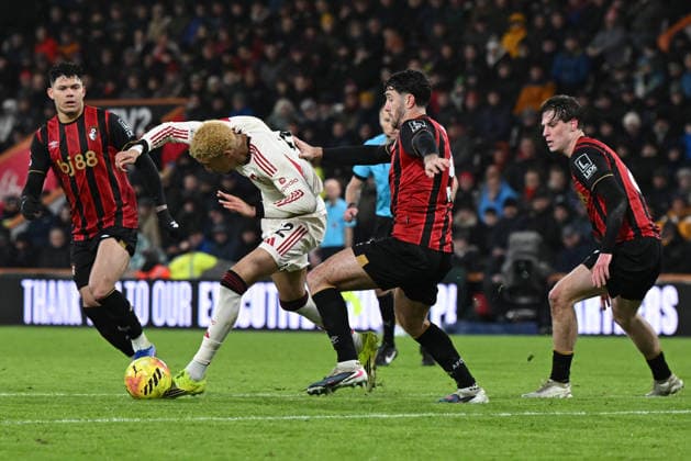 Bournemouth v Liverpool, Premier League Hugo Ekitike (22) of Liverpool on the attack battles for possession with Marcos Senesi (5) of AFC Bournemouth during the Premier League match between Bournemouth and Liverpool at the Vitality Stadium, Bournemouth, UK on 24 January 2026. Bournemouth Vitality Stadium Dorset UK Editorial use only DataCo restrictions apply See www.football-dataco.com , Copyright: xGrahamxHuntx PSI-23639-0115