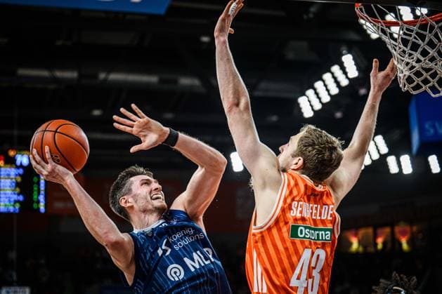 Neu Ulm, Deutschland, 24.01.26: Ryan Miksell (MLP Academics Heidelberg) undChristian Sengfelder (ratiopharm ulm) im Zweikampf waehrend des Basketball Bundesliga Spiels zwischen ratiopharm ulm vs MLP Academics Heidelberg in der ratiopharm Arena am 24. Januar 2026 in Neu Ulm, Deutschland. (Foto von Harry Langer DeFodi Images) ratiopharm Arena, Germany, 24.01.26: Ryan Miksell (MLP Academics Heidelberg) undChristian Sengfelder (ratiopharm ulm) battle for the ball during the Basketball Bundesliga match between ratiopharm ulm vs MLP Academics Heidelberg at Neu Ulm on January 24, 2026 in ratiopharm Arena, Germany. (Photo by Harry Langer DeFodi Images) (Photo by Harry Langer DeFodi Images) -