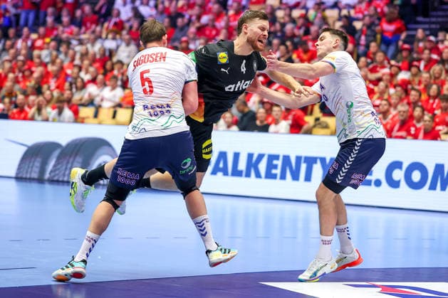 24.01.2026, Handball, Men s EHF EURO 2026, Deutschland - Norwegen, Jyske Bank Boxen in Herning, Dänemark, Main Round: Johannes Golla (Germany 04) wird von Sander Sagosen (Norway 05) festgemacht Dänemark