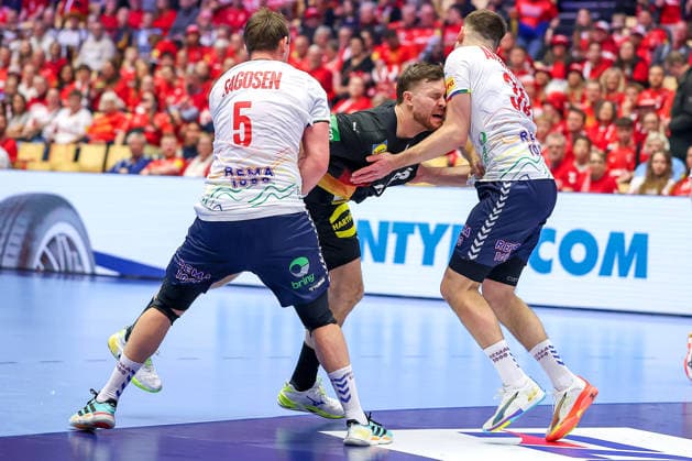 24.01.2026, Handball, Men s EHF EURO 2026, Deutschland - Norwegen, Jyske Bank Boxen in Herning, Dänemark, Main Round: Johannes Golla (Germany 04) wird von Sander Sagosen (Norway 05) festgemacht Dänemark