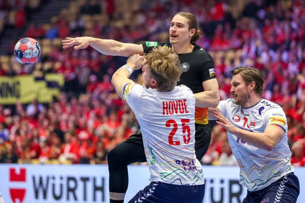 24.01.2026, Handball, Men s EHF EURO 2026, Deutschland - Norwegen, Jyske Bank Boxen in Herning, Dänemark, Main Round: Juri Knorr (Germany 15) im Zweikampf gegen Martin Hernes Hovde (Norway 25) Vetle Ronningen (Norway 10) Dänemark