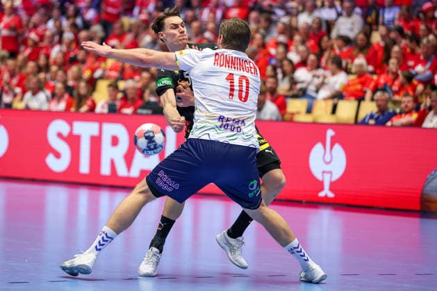24.01.2026, Handball, Men s EHF EURO 2026, Deutschland - Norwegen, Jyske Bank Boxen in Herning, Dänemark, Main Round: Miro Schluroff (Germany 05) im Zweikampf gegen Vetle Ronningen (Norway 10) Dänemark