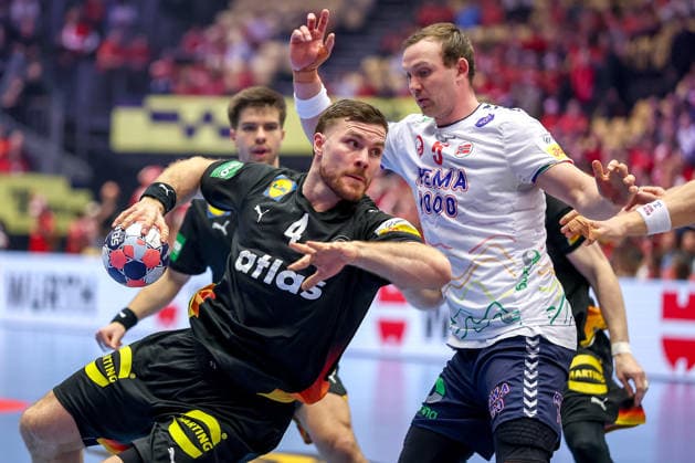 24.01.2026, Handball, Men s EHF EURO 2026, Deutschland - Norwegen, Jyske Bank Boxen in Herning, Dänemark, Main Round: Johannes Golla (Germany 04) im Zweikampf gegen Sander Sagosen (Norway 05) Dänemark *** 24 01 2026, Handball, Men s EHF EURO 2026, Germany Norway, Jyske Bank Boxing in Herning, Denmark, Main Round Johannes Golla Germany 04 in duel against Sander Sagosen Norway 05 Denmark