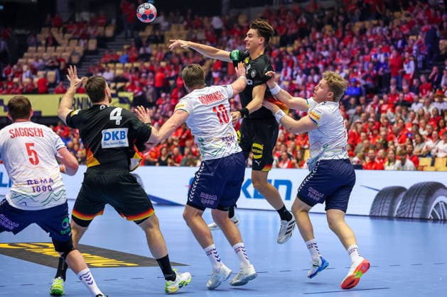 24.01.2026, Handball, Men s EHF EURO 2026, Deutschland - Norwegen, Jyske Bank Boxen in Herning, Dänemark, Main Round: Johannes Golla (Germany 04) Julian Köster (Germany 18) im Zweikampf gegen Vetle Ronningen (Norway 10) Dänemark