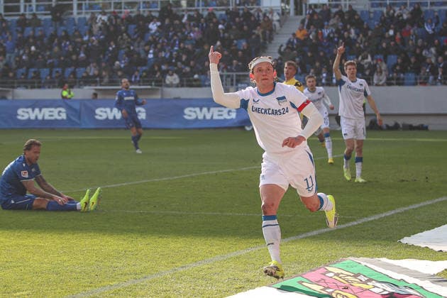 Reese Fabian (Hertha BSC, 11) erzeilt den 1:1 Ausgleich und feiert seinen Treffer, Marcel Franke (Karlsruher SC, 28) am Boden bedient Karlsruher SC vs. Hertha BSC, 2. Bundesliga, 19. Spieltag, 2025 2026, 24.01.2026, DFL REGULATIONS PROHIBIT ANY USE OF PHOTOGRAPHS AS IMAGE SEQUENCES AND OR QUASI-VIDEO, Karlsruher SC vs. Hertha BSC, 2. Bundesliga, 19. Spieltag, 2025 2026, 24.01.2026 Karlsruhe