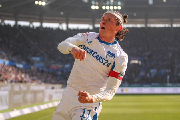 Reese Fabian (Hertha BSC, 11) mit Jubelsprung und Siegerfaust nach seinem Treffer zum 1:1 Ausgleich , Karlsruher SC vs. Hertha BSC, 2. Bundesliga, 19. Spieltag, 2025 2026, 24.01.2026, DFL REGULATIONS PROHIBIT ANY USE OF PHOTOGRAPHS AS IMAGE SEQUENCES AND OR QUASI-VIDEO, Karlsruher SC vs. Hertha BSC, 2. Bundesliga, 19. Spieltag, 2025 2026, 24.01.2026 Karlsruhe