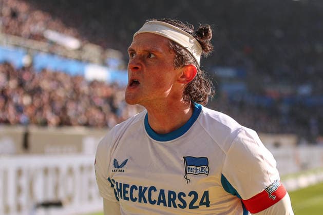Reese Fabian (Hertha BSC, 11) feiert mit den Fans seinen Treffer zum 1:1 Ausgleich, Karlsruher SC vs. Hertha BSC, 2. Bundesliga, 19. Spieltag, 2025 2026, 24.01.2026, DFL REGULATIONS PROHIBIT ANY USE OF PHOTOGRAPHS AS IMAGE SEQUENCES AND OR QUASI-VIDEO, Karlsruher SC vs. Hertha BSC, 2. Bundesliga, 19. Spieltag, 2025 2026, 24.01.2026 Karlsruhe