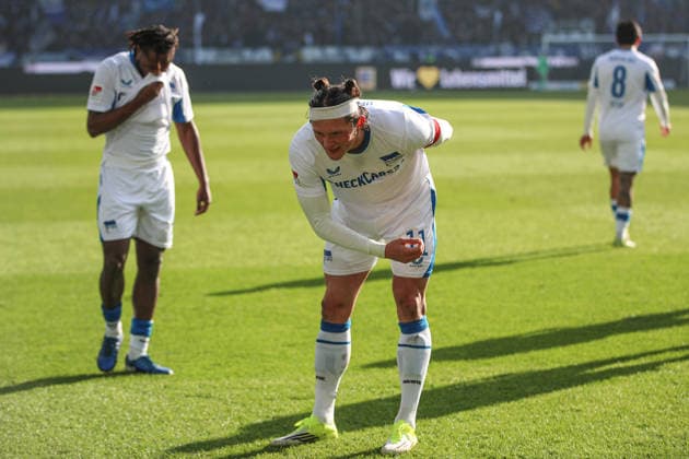 Verneigt sich vor den Fans Reese Fabian (Hertha BSC, 11) nach seinem Treffer zum 1:1 Ausgleich , Karlsruher SC vs. Hertha BSC, 2. Bundesliga, 19. Spieltag, 2025 2026, 24.01.2026, DFL REGULATIONS PROHIBIT ANY USE OF PHOTOGRAPHS AS IMAGE SEQUENCES AND OR QUASI-VIDEO, Karlsruher SC vs. Hertha BSC, 2. Bundesliga, 19. Spieltag, 2025 2026, 24.01.2026 Karlsruhe