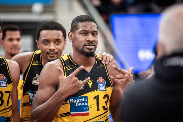 Yorman Polas Bartolo (MHP RIESEN Ludwigsburg, 13), dahinter Elijah Hughes (MHP RIESEN Ludwigsburg, 07) - Jubel, Freude, Posen fuer die Kamera GER, MHP Riesen Ludwigsburg - Basketball Loewen Braunschweig, easycredit BBL, Basketball, Bundesliga, 17. Spieltag, Spielzeit 2025 2026, 24.01.2026 GER, MHP Riesen Ludwigsburg - Basketball Loewen Braunschweig, easycredit BBL, Basketball, Bundesliga, 17. Spieltag, Spielzeit 2025 2026, 24.01.2026 Ludwigsburg Copyright: xSandyxDinkelackerx EP_SDR