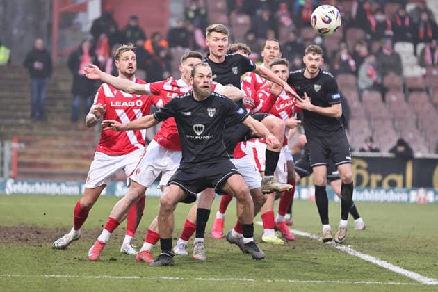 24.01.2026, Fussball, Herren, Dritte Liga, 21. Spieltag 3. Liga Saison 2025-2026: FC Energie Cottbus - FC Schweinfurt 05 Kristian Böhnlein (FC Schweinfurt 05, 13) und Pius Krätschmer (FC Schweinfurt 05, 23) warten auf den Ball Cottbus LEAG Energie Stadion Brandenburg Deutschland *** 24 01 2026, Football, Men, Third League, 21 Matchday 3 League Season 2025 2026 FC Energie Cottbus FC Schweinfurt 05 Kristian Böhnlein FC Schweinfurt 05, 13 and Pius Krätschmer FC Schweinfurt 05, 23 wait for the ball Cottbus LEAG Energie Stadion Brandenburg Germany