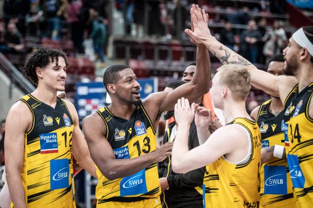 Yorman Polas Bartolo (MHP RIESEN Ludwigsburg, 13) mit Team, Jubel, Freude GER, MHP Riesen Ludwigsburg - Basketball Loewen Braunschweig, easycredit BBL, Basketball, Bundesliga, 17. Spieltag, Spielzeit 2025 2026, 24.01.2026 GER, MHP Riesen Ludwigsburg - Basketball Loewen Braunschweig, easycredit BBL, Basketball, Bundesliga, 17. Spieltag, Spielzeit 2025 2026, 24.01.2026 Ludwigsburg Copyright: xSandyxDinkelackerx EP_SDR