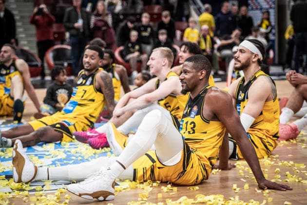Yorman Polas Bartolo (MHP RIESEN Ludwigsburg, 13) mit Team GER, MHP Riesen Ludwigsburg - Basketball Loewen Braunschweig, easycredit BBL, Basketball, Bundesliga, 17. Spieltag, Spielzeit 2025 2026, 24.01.2026 GER, MHP Riesen Ludwigsburg - Basketball Loewen Braunschweig, easycredit BBL, Basketball, Bundesliga, 17. Spieltag, Spielzeit 2025 2026, 24.01.2026 Ludwigsburg Copyright: xSandyxDinkelackerx EP_SDR