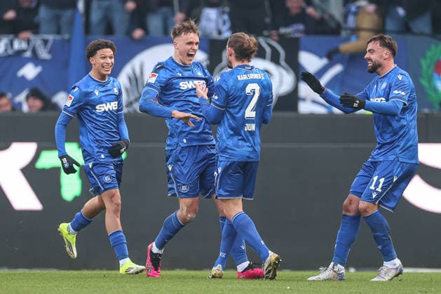 Torjubel bei Louey Ben Farhat (Karlsruher SC, 19) Philipp Foerster (Karlsruher SC, 11) und Paul Scholl (Karlsruher SC, 15) nach dem Treffer von Sebastian Jung (Karlsruher SC, 02) zum 2:1, Karlsruher SC vs. Hertha BSC, 2. Bundesliga, 19. Spieltag, 2025 2026, 24.01.2026, DFL REGULATIONS PROHIBIT ANY USE OF PHOTOGRAPHS AS IMAGE SEQUENCES AND OR QUASI-VIDEO, Karlsruher SC vs. Hertha BSC, 2. Bundesliga, 19. Spieltag, 2025 2026, 24.01.2026 Karlsruhe