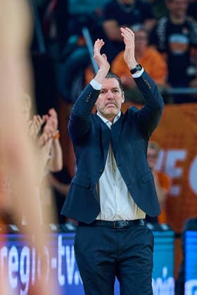 Ty Harrelson (ratiopharm ulm, Head Coach) applaudiert GER, ratiopharm ulm vs. MLP Academics Heidelberg, Basketball, 17. Spieltag, EasyCredit Bundesliga, Spielzeit 2025 2026, 24.01.2026 GER, ratiopharm ulm vs. MLP Academics Heidelberg, Basketball, 17. Spieltag, EasyCredit Bundesliga, Spielzeit 2025 2026, 24.01.2026 Neu-Ulm Copyright: xEibner-Pressefoto GeraldxOelze-dexStoppanyx EP_ODS