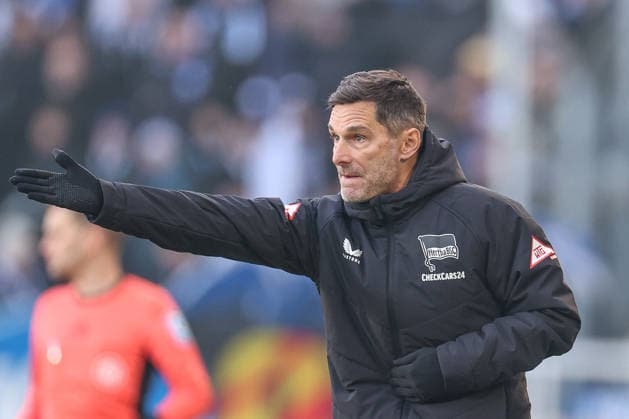 Leitl Stefan (Hertha BSC, Chef-Trainer) gibt Anweisungen an der Seitenlinie, Karlsruher SC vs. Hertha BSC, 2. Bundesliga, 19. Spieltag, 2025 2026, 24.01.2026, DFL REGULATIONS PROHIBIT ANY USE OF PHOTOGRAPHS AS IMAGE SEQUENCES AND OR QUASI-VIDEO, Karlsruher SC vs. Hertha BSC, 2. Bundesliga, 19. Spieltag, 2025 2026, 24.01.2026 Karlsruhe