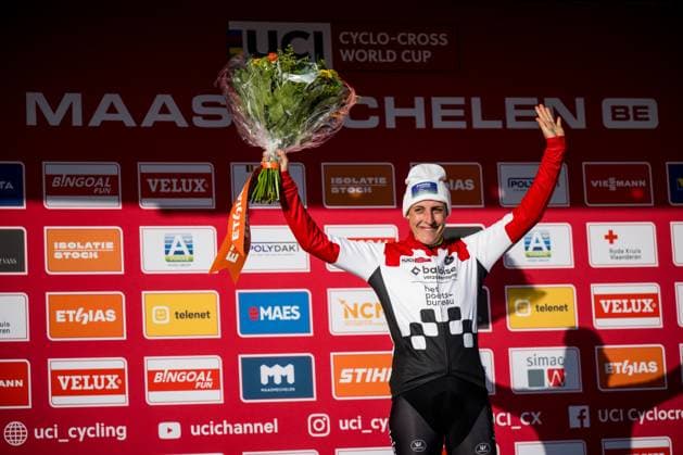 Dutch Lucinda Brand pictured on the podium after the women s elite race at the World Cup cyclocross cycling event in Maasmechelen, Belgium, stage 11 (out of 12) of the UCI World Cup cyclocross competition, Saturday 24 January 2026. JASPERxJACOBS  x158330506x