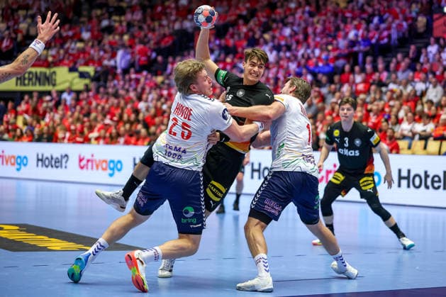 24.01.2026, Handball, Men s EHF EURO 2026, Deutschland - Norwegen, Jyske Bank Boxen in Herning, Dänemark, Main Round: Julian Köster (Germany 18) im Zweikampf gegen Martin Hernes Hovde (Norway 25) Vetle Ronningen (Norway 10) Dänemark