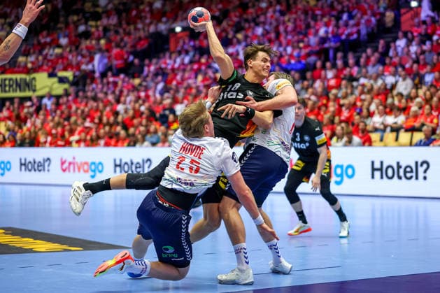 24.01.2026, Handball, Men s EHF EURO 2026, Deutschland - Norwegen, Jyske Bank Boxen in Herning, Dänemark, Main Round: Julian Köster (Germany 18) im Zweikampf gegen Martin Hernes Hovde (Norway 25) Vetle Ronningen (Norway 10) Dänemark