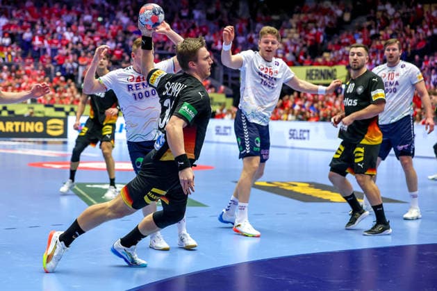 24.01.2026, Handball, Men s EHF EURO 2026, Deutschland - Norwegen, Jyske Bank Boxen in Herning, Dänemark, Main Round: Franz Semper (Germany 32) wirft den Ball auf das Tor Dänemark