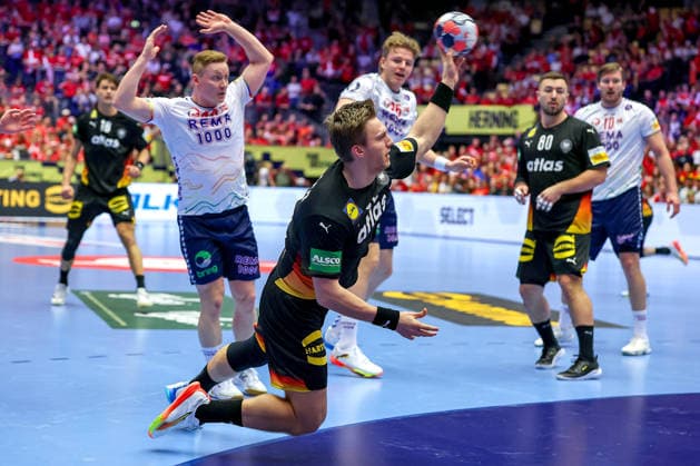 24.01.2026, Handball, Men s EHF EURO 2026, Deutschland - Norwegen, Jyske Bank Boxen in Herning, Dänemark, Main Round: Franz Semper (Germany 32) wirft den Ball auf das Tor Dänemark