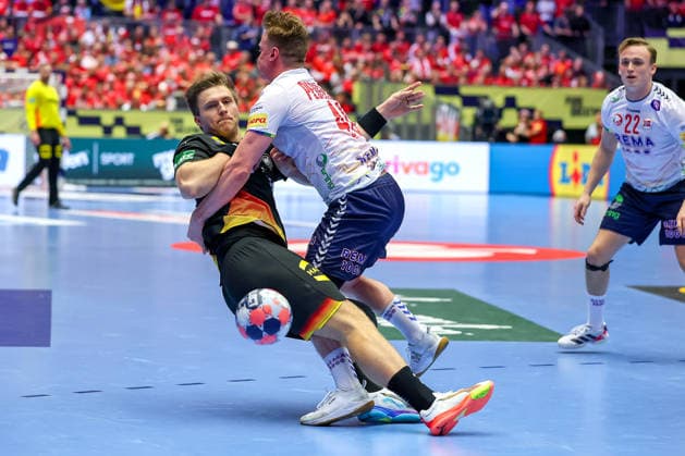 24.01.2026, Handball, Men s EHF EURO 2026, Deutschland - Norwegen, Jyske Bank Boxen in Herning, Dänemark, Main Round: Franz Semper (Germany 32) im Zweikampf gegen August Baskar Pedersen (Norway 40) Dänemark